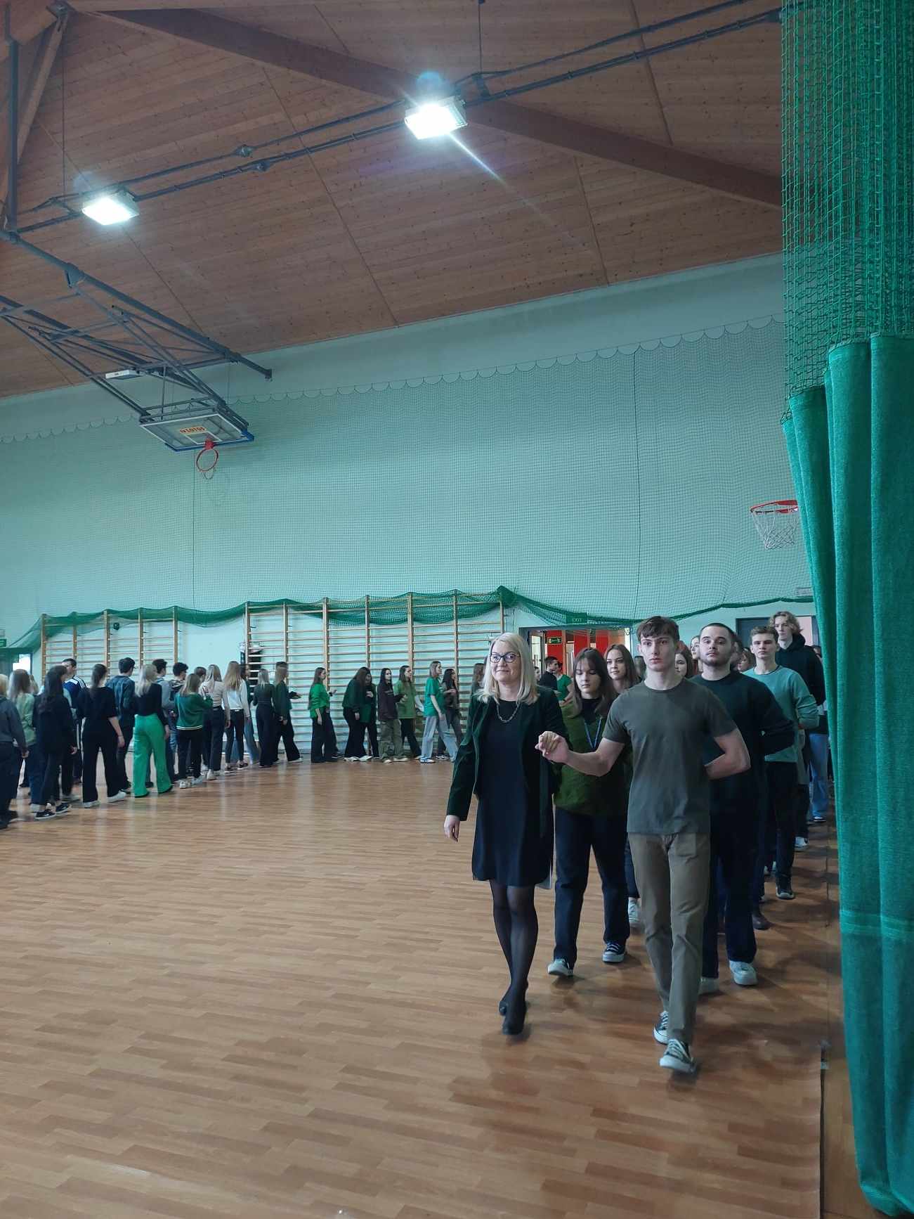 Zdjęcie Zielony polonez 2024 (8)32fd651c-0eb5-4455-b025-c014be2f81f3.jpg w galerii Polonez maturzystów II LO na sto dni przed maturą